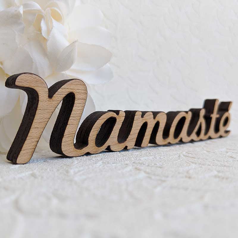 palabra namasté de madera