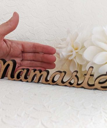 palabra namasté de madera natural