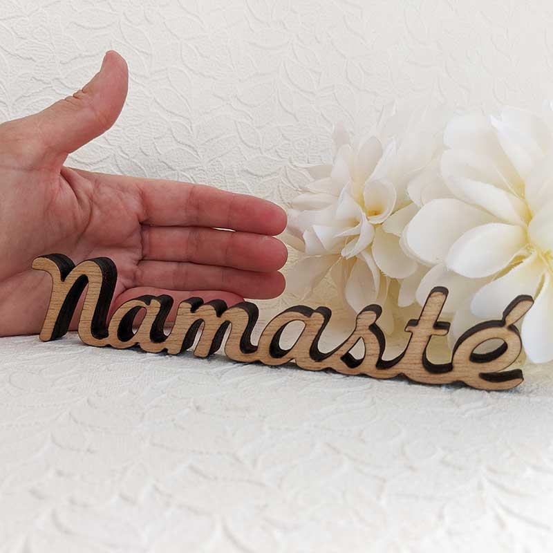 palabra namasté de madera natural