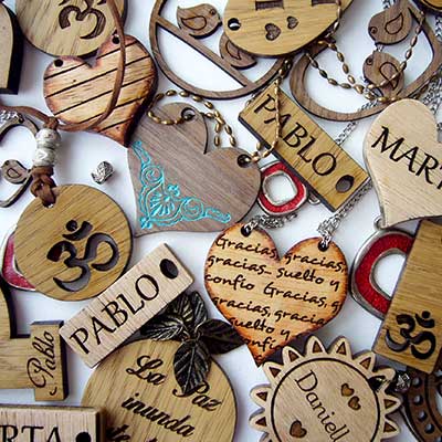 Varios colgantes y llaveros de distintas formas y decoración sobre superficie blanca