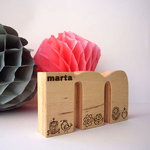 letra m de madera grabada