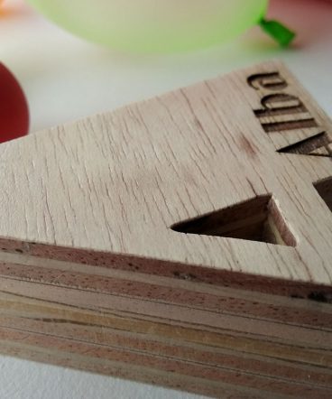 detalle de letra a grabada con alba