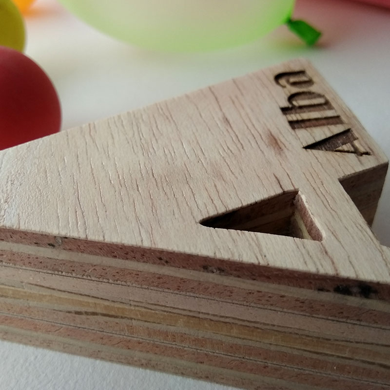 detalle de letra a grabada con alba