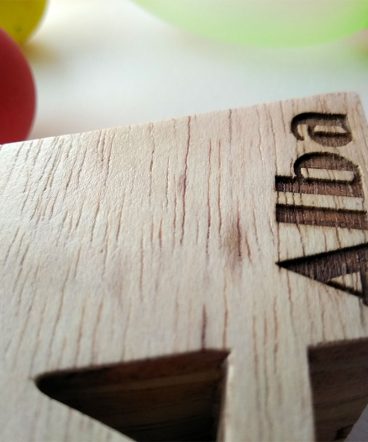 detalle de letra de madera personalizada