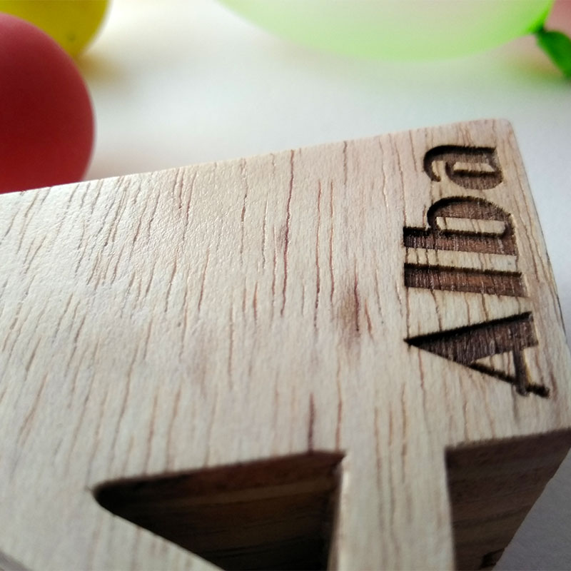 detalle de letra de madera personalizada