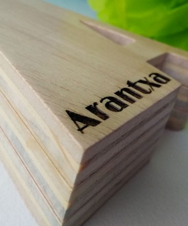 arntxa nombre grabado en madera