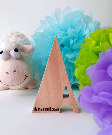arantxa nombre grabado en letra a de madera