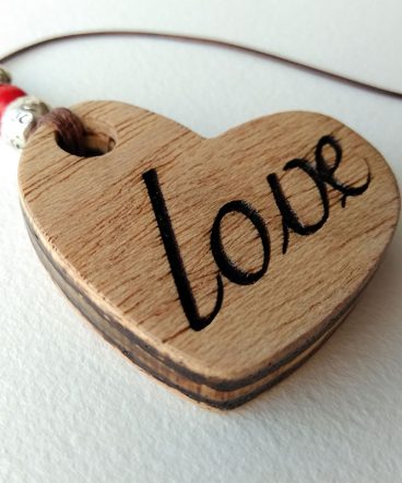 corazon de madera grabado con love