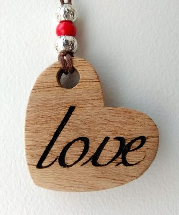 corazón de madera con love