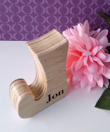 jon grabado en letra j de madera