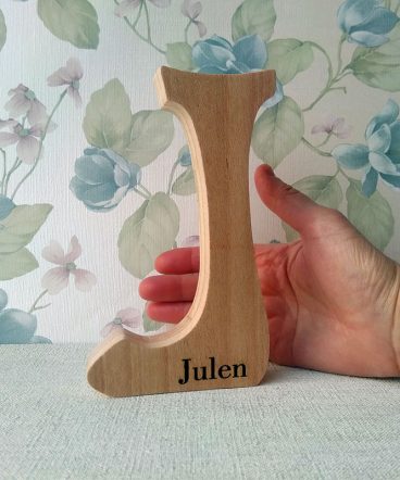 julen grabado en letra j de madera