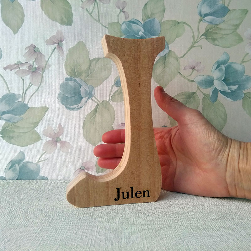 julen grabado en letra j de madera
