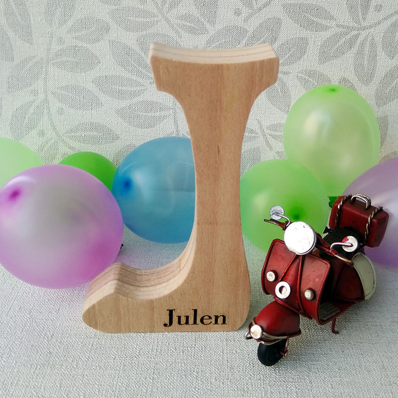 julen grabado en letra j de madera