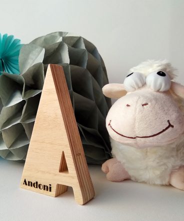 letra a con nombre andoni grabado