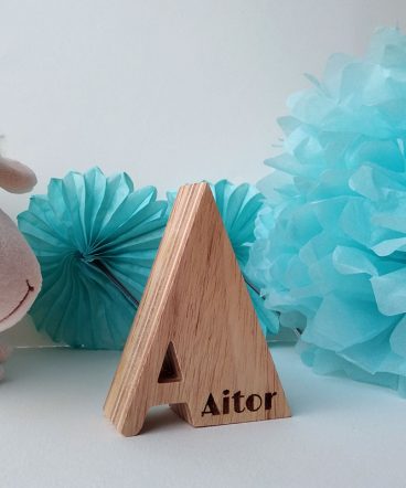 letra a de madera con nombre aitor