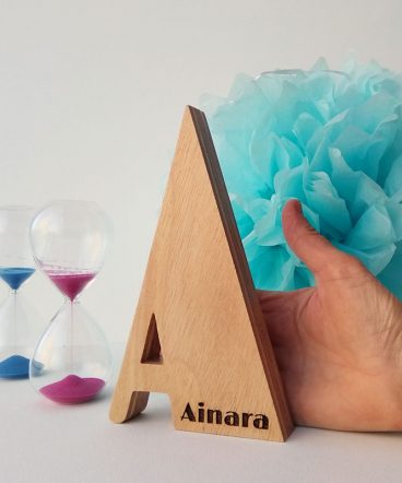 letra a de madera con nombre ainara