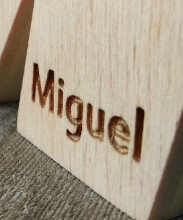 letra m con el nombre de miguel