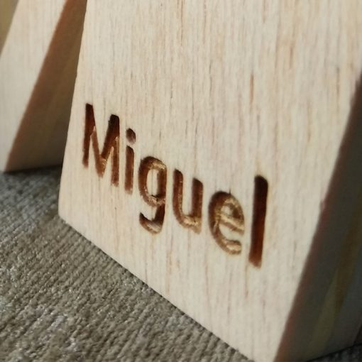letra m con el nombre de miguel