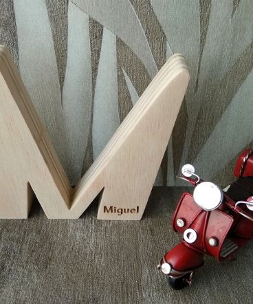 letra m grabada con nombre miguel
