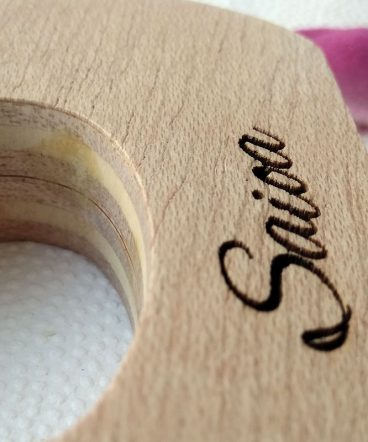 detalle del nombre de Saioa grabado sobre madera