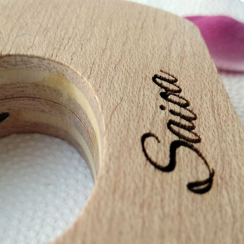 detalle del nombre de Saioa grabado sobre madera