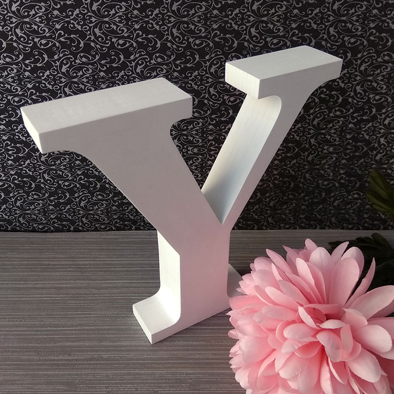 letra y griega de madera en blanco