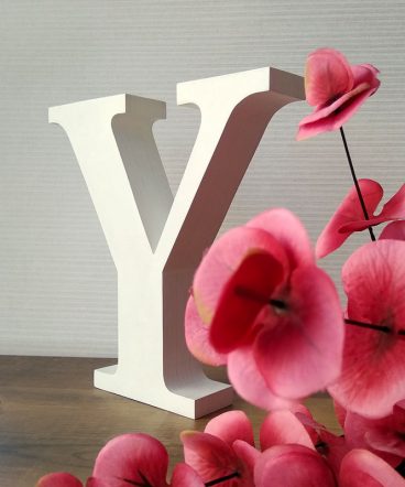 letra y griega de madera blanca