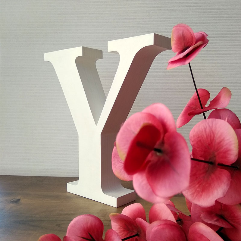 letra y griega de madera blanca