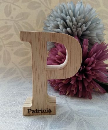 letra p de madera con nombre