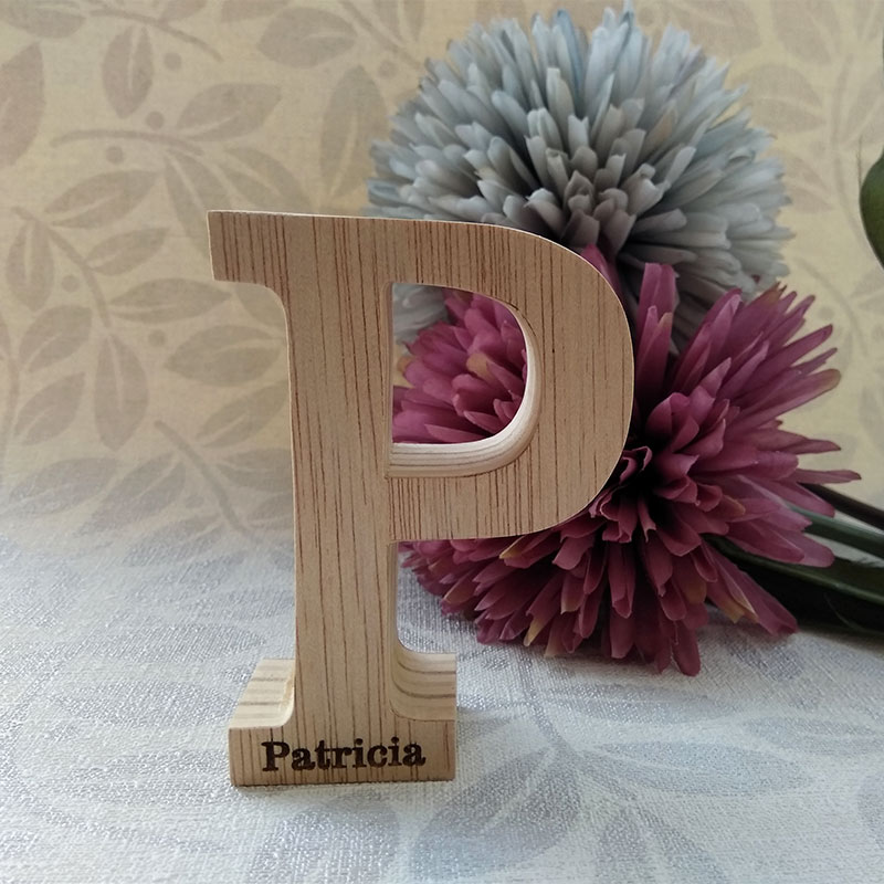 letra p de madera con nombre