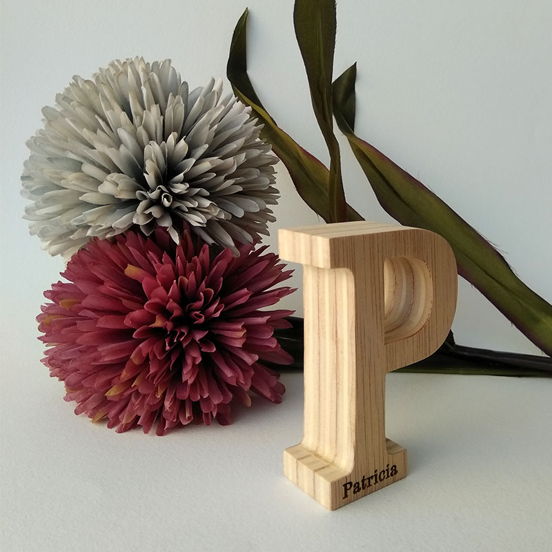 letra p de madera con personalizacion