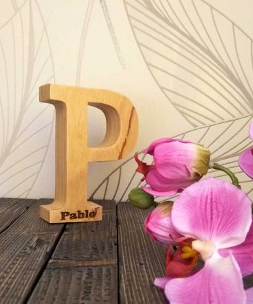 pablo grabado en letra p de madera maciza