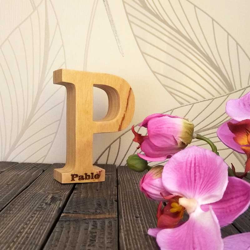 pablo grabado en letra p de madera maciza