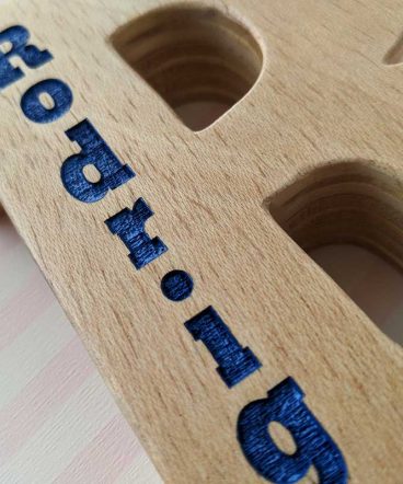 detalle de nombre grabado en letra de madera