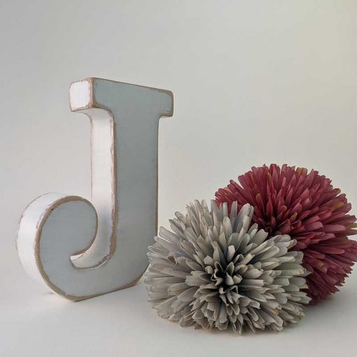 J de madera blanca vintage