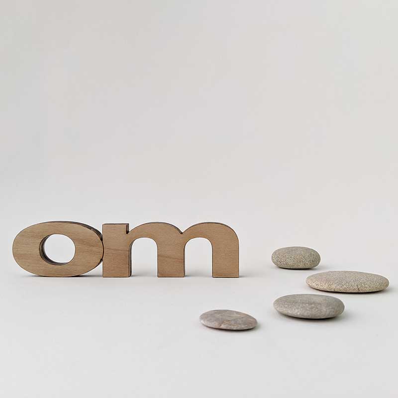 Mantra om hecho en madera natural