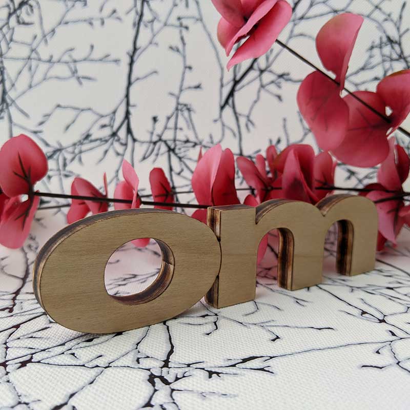 Mantra om hecho en madera natural - Imagen 2