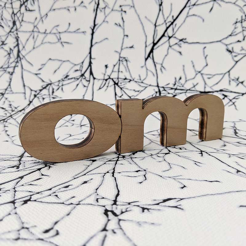 Mantra om hecho en madera natural - Imagen 3