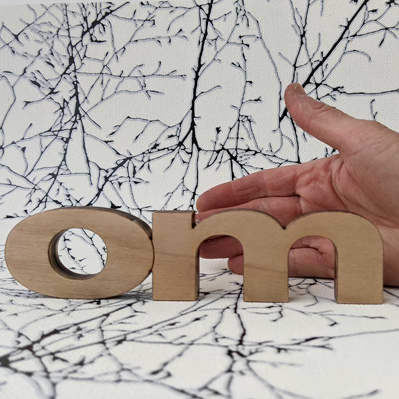 Mantra om hecho en madera natural - Imagen 4