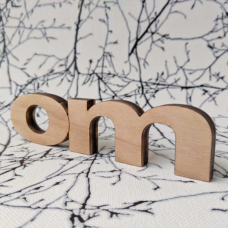 Mantra om hecho en madera natural - Imagen 5