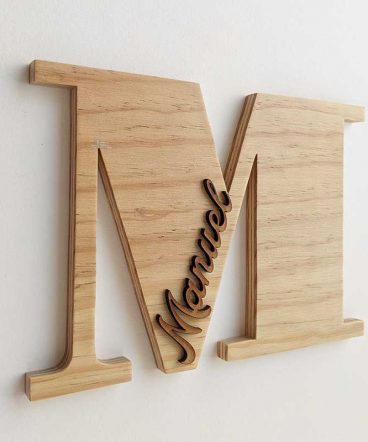 Letra M de madera