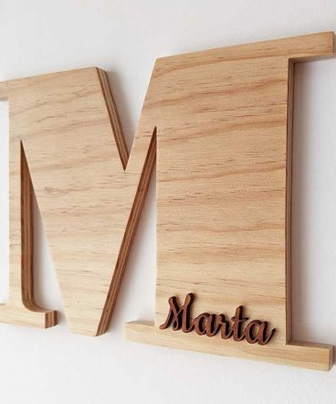 Letra M de madera