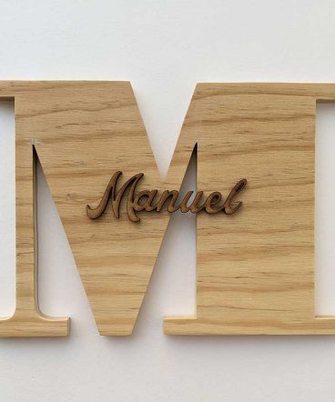 Letra M de madera natural