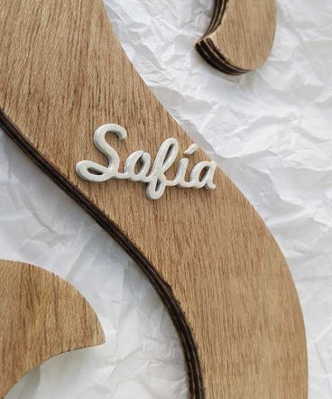 fondo blanco con Detalle del nombre de Sofía en blanco y en relieve pegado en el centro de letra S de madera