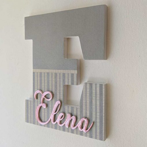 letra E en tonos grises y con rayas personalizada con nombre Elena en rosa y en relieve