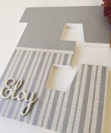 letra decorada en tonos grises y rayas personalizada con el nombre de Eloy blanco