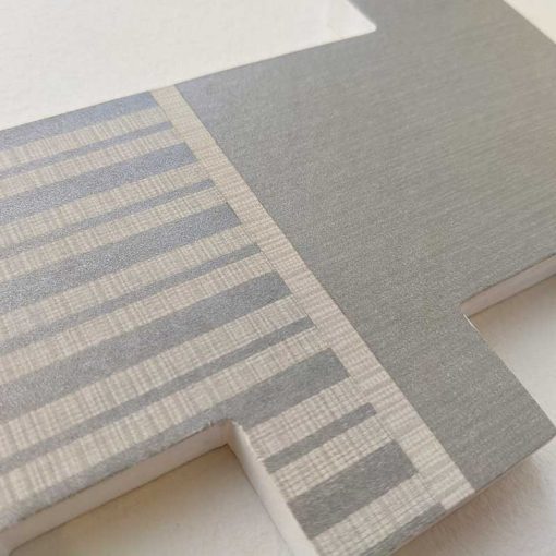 detalle de letra gris plateada con rayas