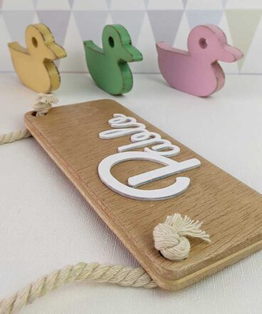 nombre Pablo en relieve en tablero de madera