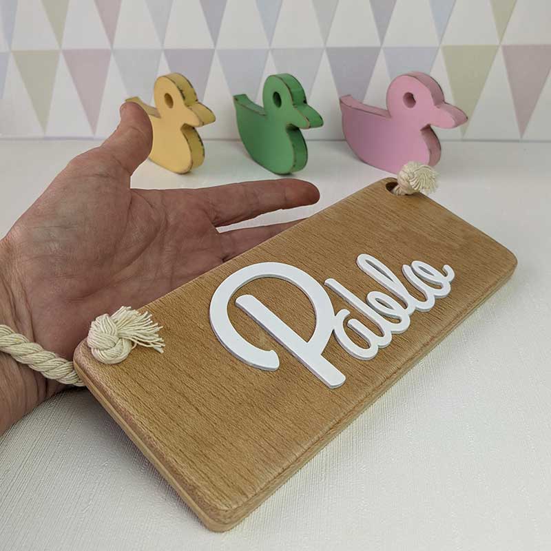 nombre Pablo en relieve color blanco sobre tablero de madera