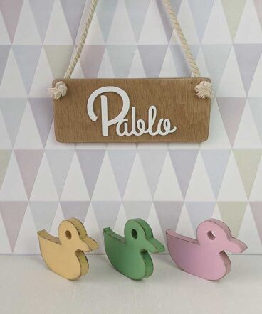 pablo en relieve en tablero de madera